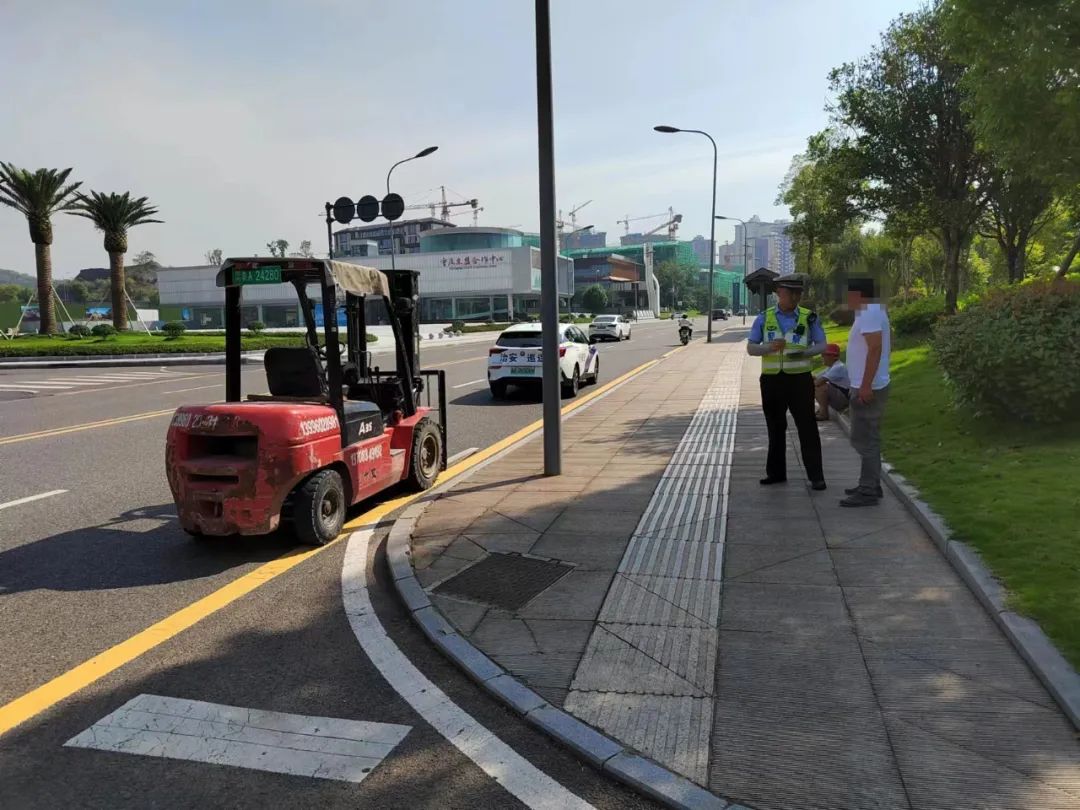 轮式挖掘机上道路行驶_上路挖掘能行驶轮式机动车吗_轮式挖掘机能上路行驶吗