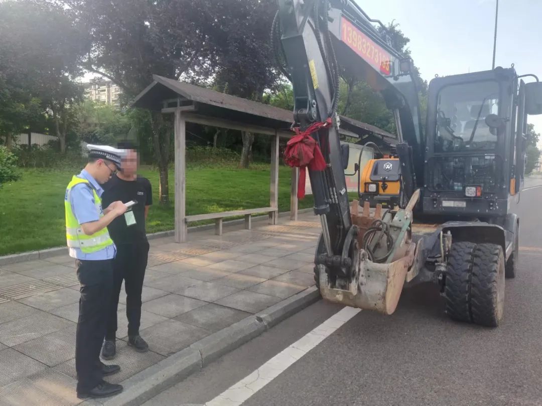 轮式挖掘机上道路行驶_上路挖掘能行驶轮式机动车吗_轮式挖掘机能上路行驶吗