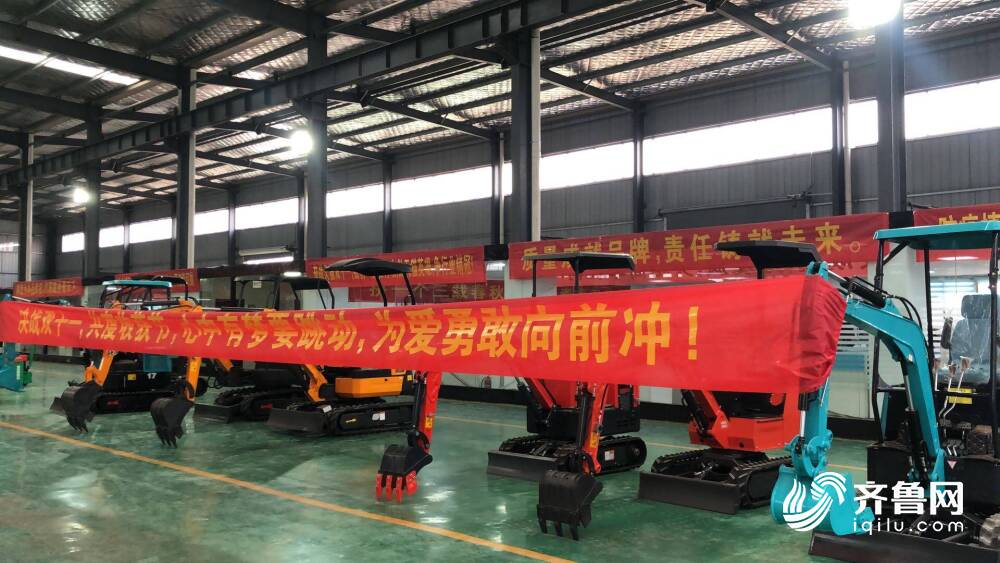 小型挖掘机实用吗_实用挖掘小型机有哪些_小型挖掘机视频大全