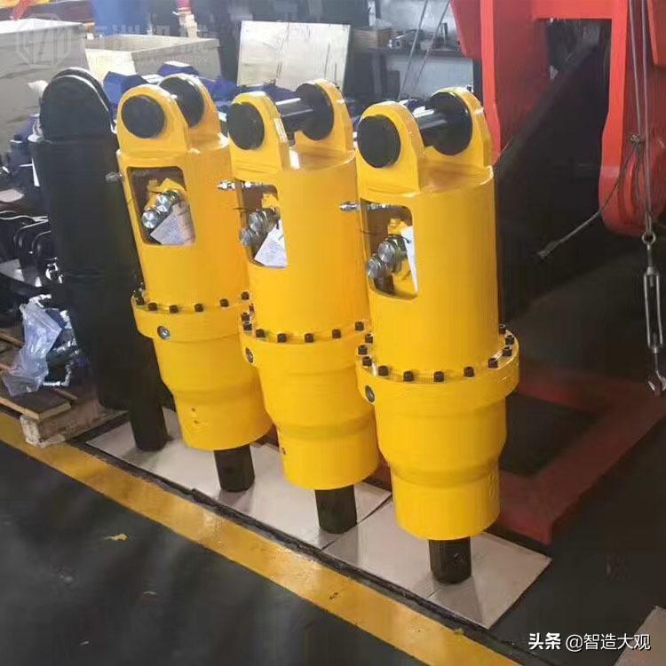 轮式挖掘机破碎锤_挖机破碎锤工作原理视频_破碎锤挖掘轮式机操作视频