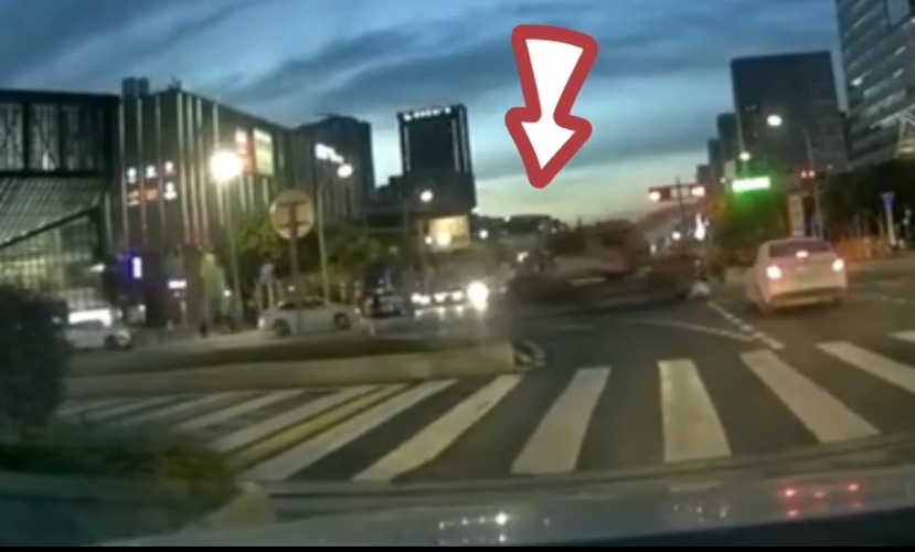 上路挖掘轮式机可以上路吗_轮式挖掘机可以上路吗_轮式挖掘机是否能上公路行驶