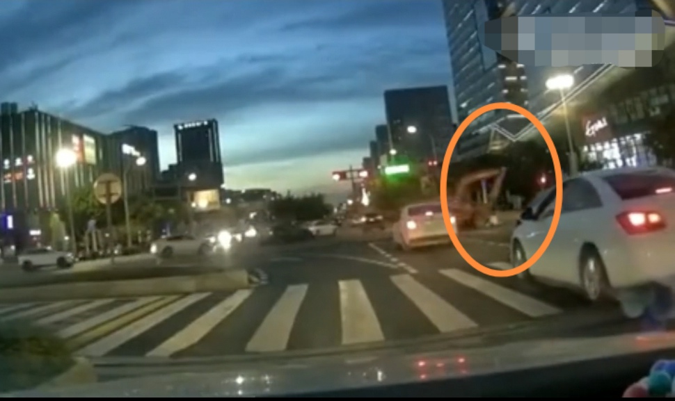 轮式挖掘机可以上路吗_上路挖掘轮式机可以上路吗_轮式挖掘机是否能上公路行驶
