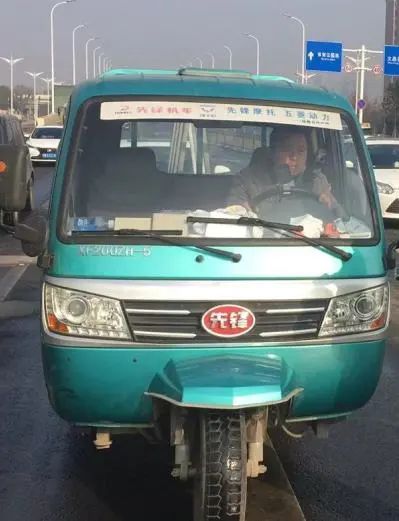 轮式挖掘机上道路行驶_上路挖掘能行驶轮式机车吗_轮式挖掘机能上路行驶吗