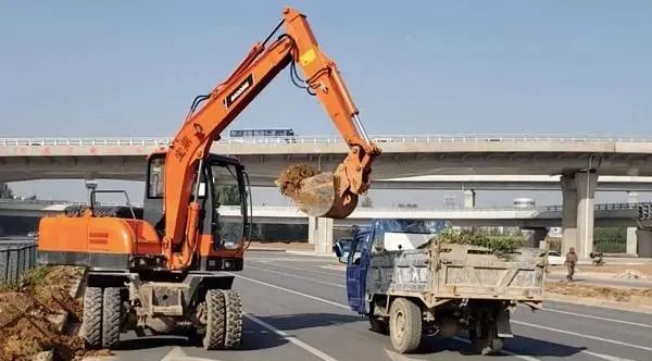 轮式挖掘机能上路行驶吗_轮式挖掘机上道路行驶_上路挖掘能行驶轮式机车吗