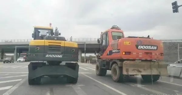 轮式挖掘机上道路行驶_轮式挖掘机能上路行驶吗_上路挖掘能行驶轮式机车吗
