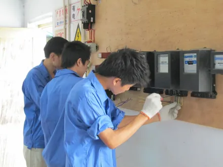 挖掘机培训学校挣钱吗_挖掘机培训学校_培训挖掘机学校招生