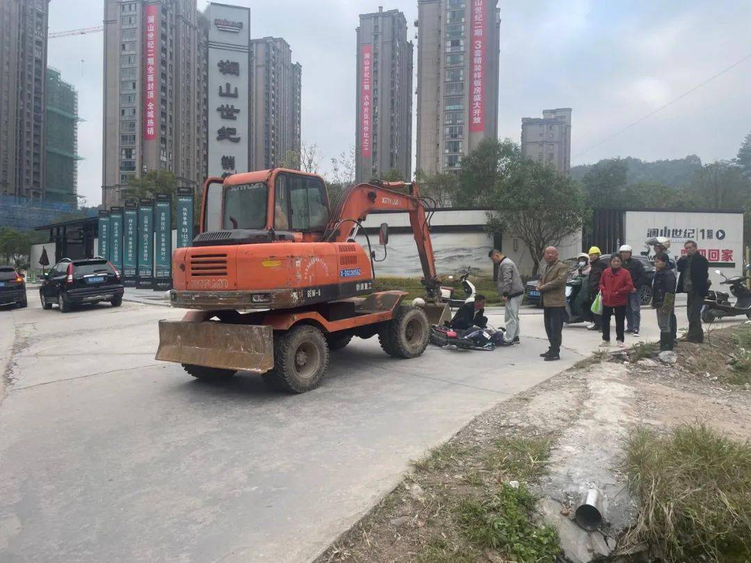 轮式挖掘机用途_轮式挖掘机上路_轮式挖掘机挖