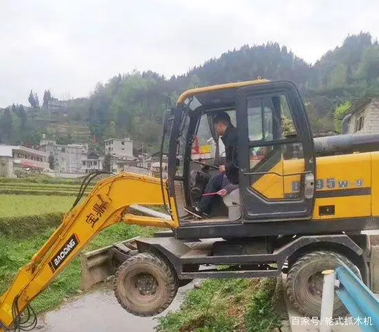轮式的挖掘机_轮式挖掘机油耗_轮式挖掘机多少钱一小时