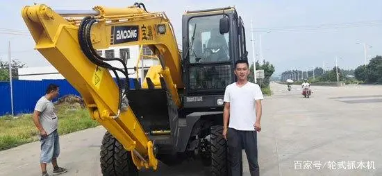 轮式的挖掘机_轮式挖掘机多少钱一小时_轮式挖掘机油耗