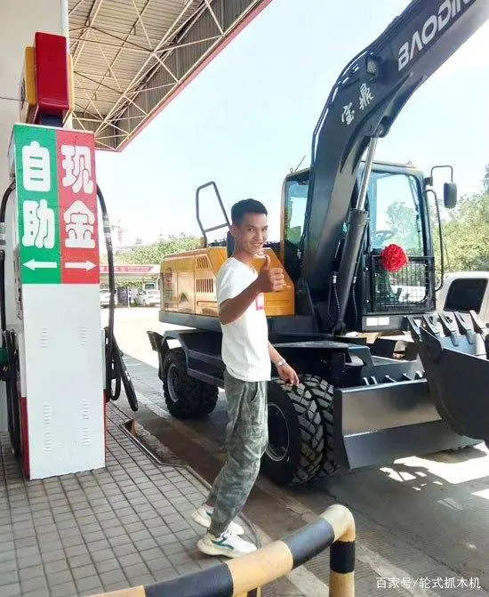 轮式挖掘机油耗_轮式的挖掘机_轮式挖掘机多少钱一小时
