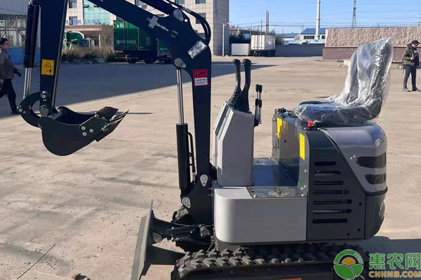 小型挖掘机宽度是多少_小挖机长宽高_小型挖掘机多宽多高