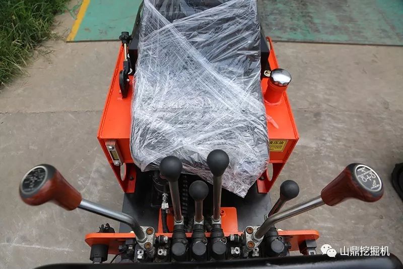 小型挖掘机规格型号_小型挖掘机型号_机型挖掘小型号是什么