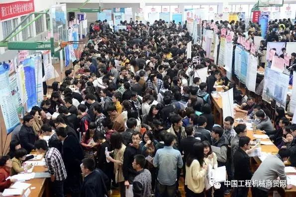 小型挖掘机一万左右_小型挖掘机操作视频播放_挖掘小型机左右晃动原因
