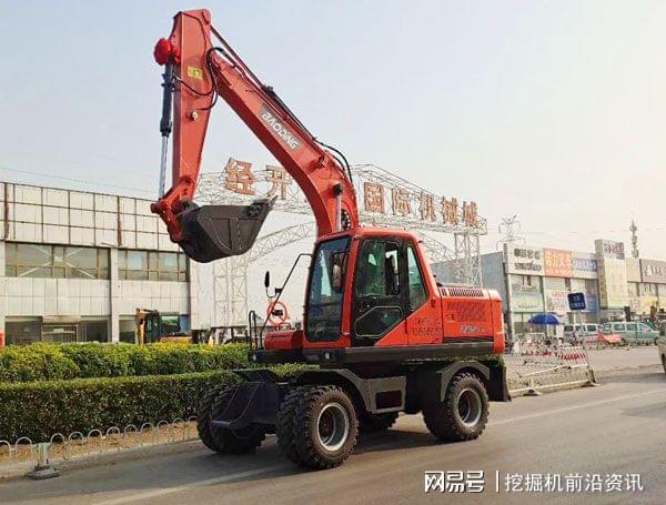 轮式挖掘机干活视频_轮式挖掘机上路_轮式挖掘机上路