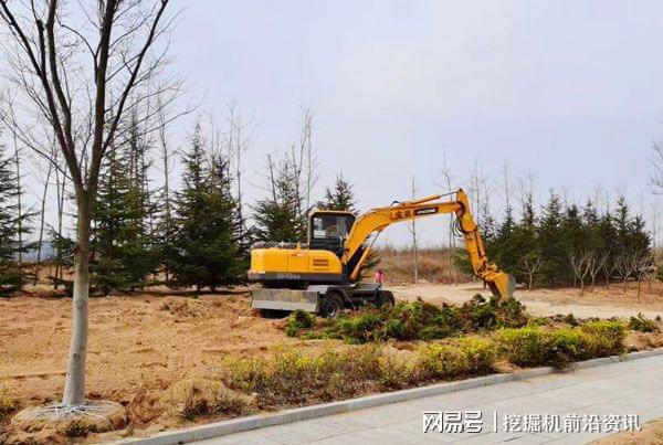 轮式挖掘机干活视频_轮式挖掘机上路_轮式挖掘机上路