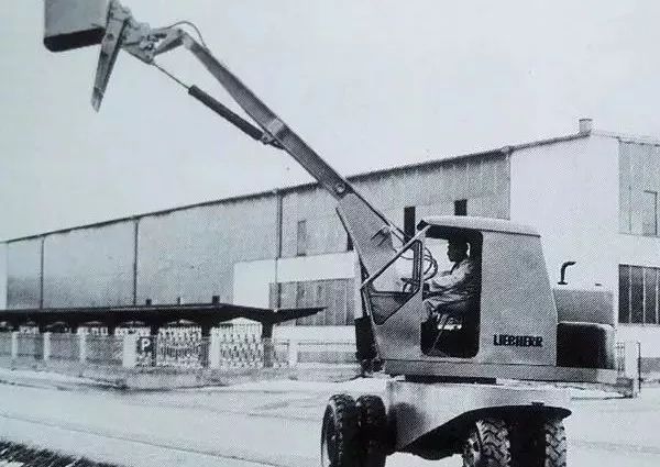 轮式挖掘机能上公路吗_挖掘能公路轮式机上行驶吗_轮式挖掘机有没有路权