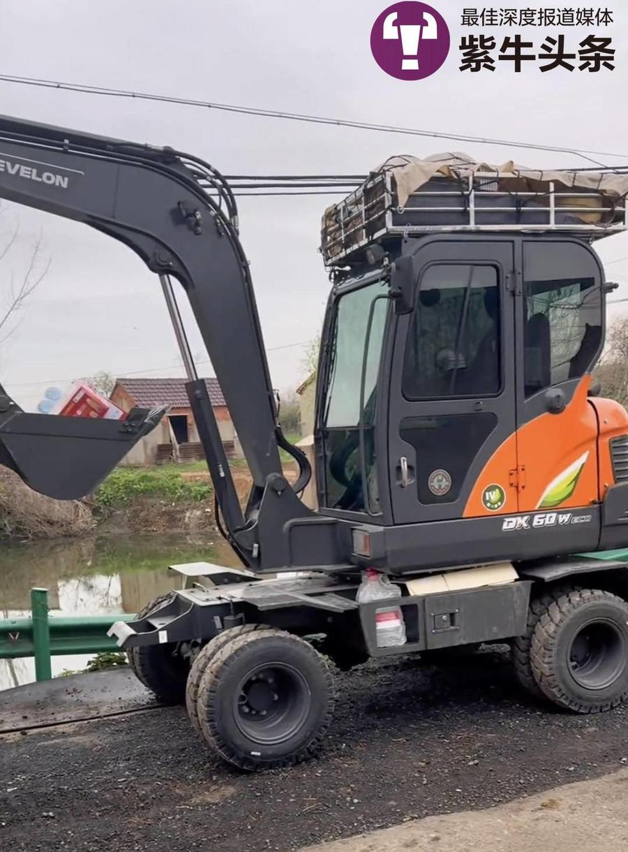 轮式挖掘机能上公路吗_居然用轮式挖掘机装车_轮式挖掘机有没有路权